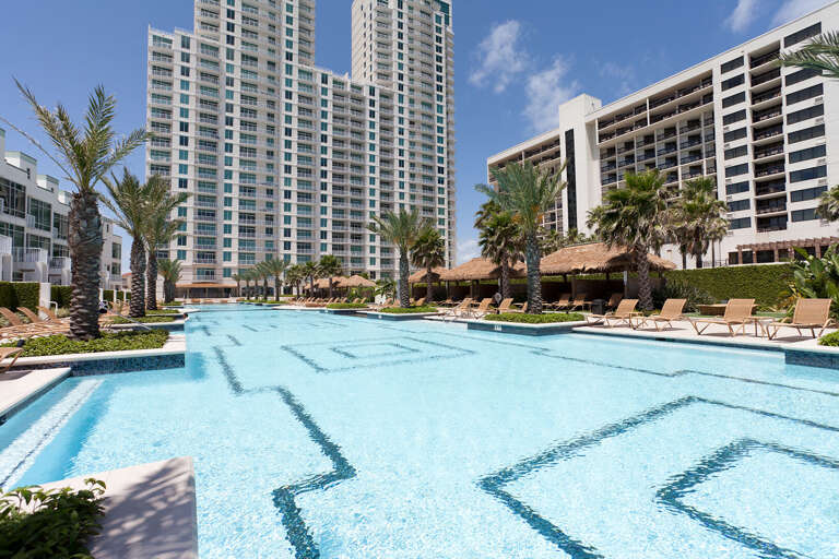Extra large relaxing community swimming pool! Extra large relaxing community swimming pool!