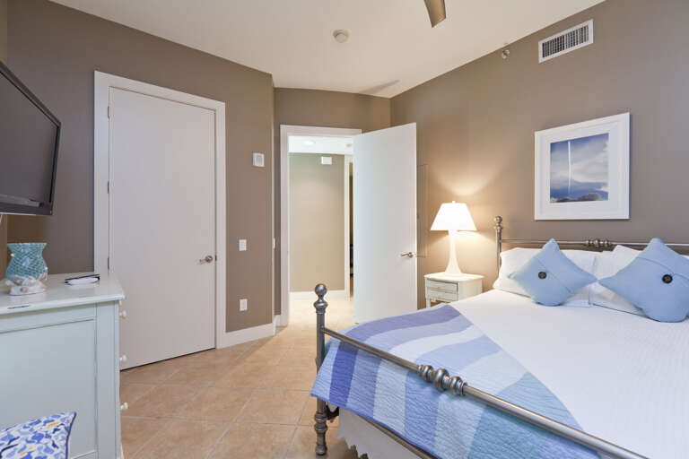 Guest bedroom with a queen bed! Guest bedroom with a queen bed!
