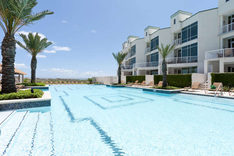 Relaxing community swimming pool! Relaxing community swimming pool!