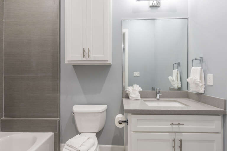 Ensuite bathroom (ground floor)