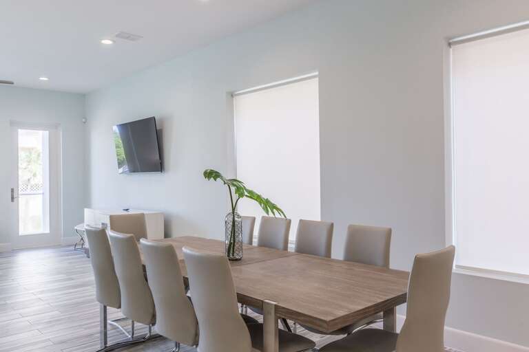 Grand dining table for 10 people.