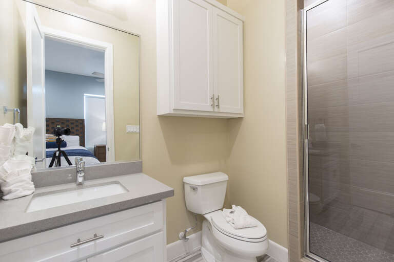Guest bathroom third floor bedroom with two beds facing the pool
