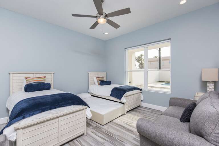 Guest bedroom with twin beds featuring trundle beds each (ground floor)
