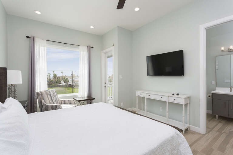 Guest Bedroom (2nd Floor)