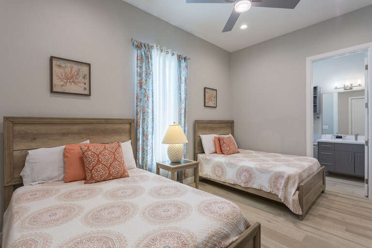 Guest Bedroom (2nd Floor)