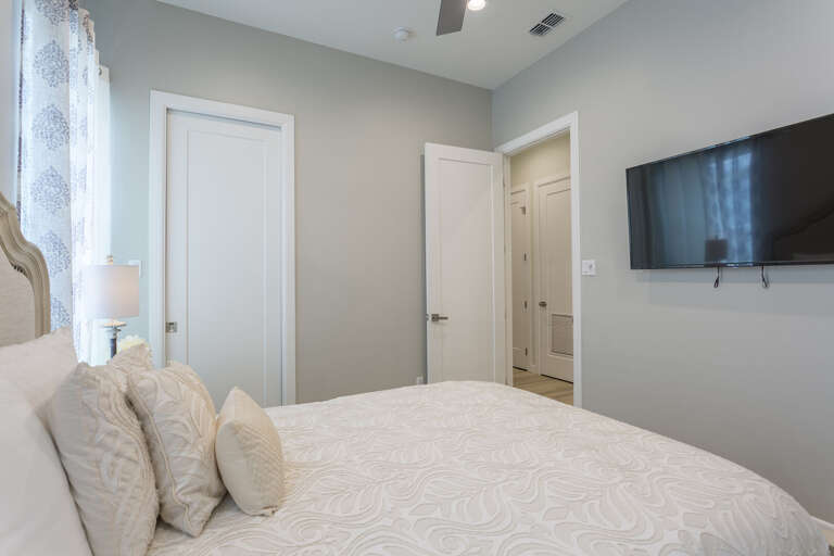 Guest Bedroom (2nd Floor)