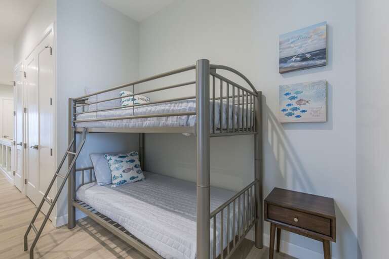 Bunk beds (hallway)
