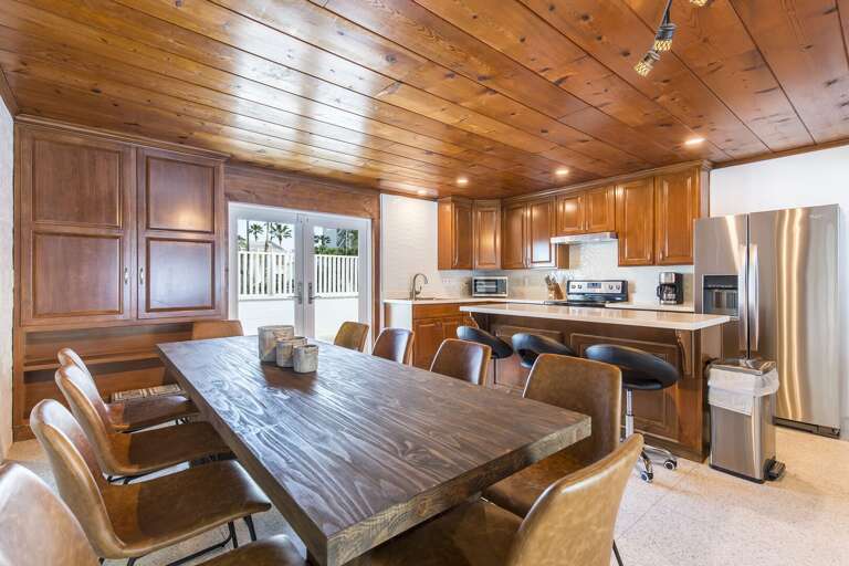 Large Dining Table and Kitchen area perfect for family dinners!