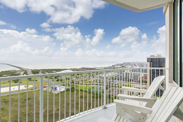 Private bayside balcony with views of the Causeway and the Laguna Madre Bay!