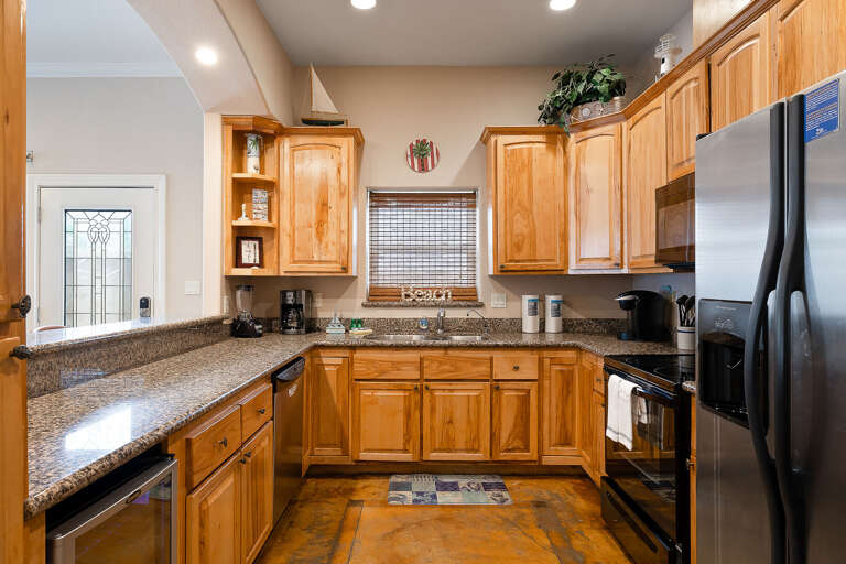 Fully stocked Kitchen with pots, pans and dishware to enjoy home cooked meals with the family! Fully stocked Kitchen with pots, pans and dishware to enjoy home cooked meals with the family!
