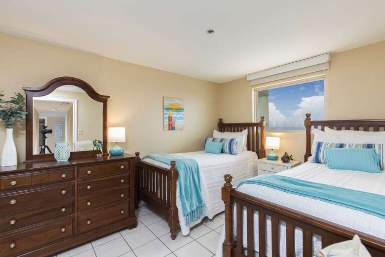 Guest bedroom with 2 twin size beds and beautiful views of the bay! Guest bedroom with 2 twin size beds and beautiful views of the bay!
