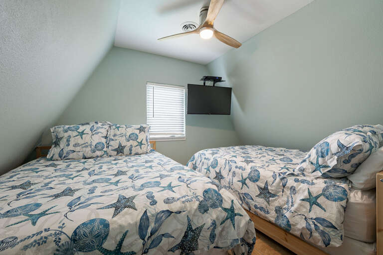 3rd bedroom with two Queen beds & flat screen TV (3rd floor) 3rd bedroom with two Queen beds & flat screen TV (3rd floor)