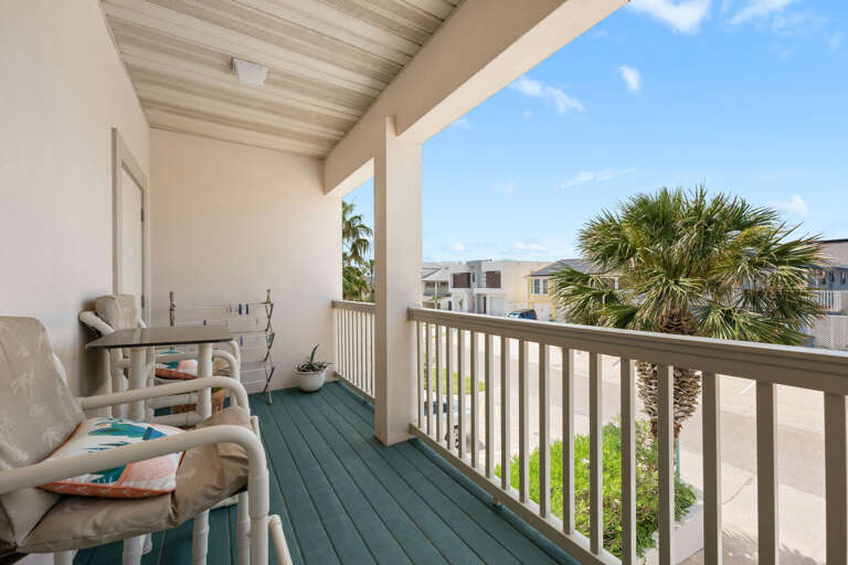 Balcony Area with seating to enjoy the island climate under the shade! Balcony Area with seating to enjoy the island climate under the shade!