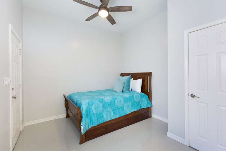 Mother-in-law suite (guest bedroom).