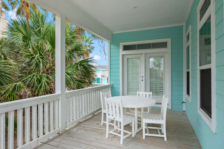 Balcony seating to enjoy the island breeze under the shade! Balcony seating to enjoy the island breeze under the shade!