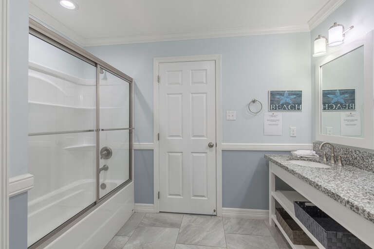 Guest bathroom with tub/shower