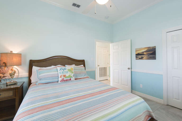 Guest bedroom with Queen Bed Guest bedroom with Queen Bed