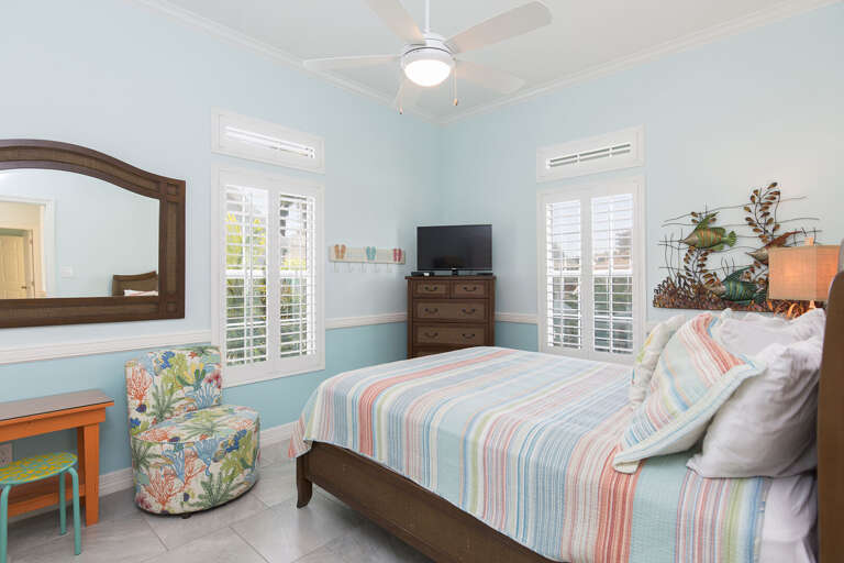 Guest bedroom with Queen Bed Guest bedroom with Queen Bed