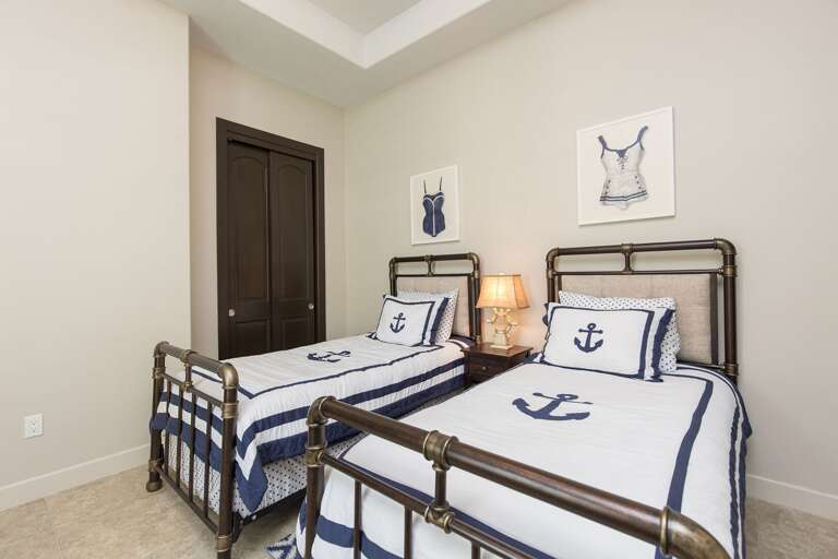 Guest bedroom with twin beds