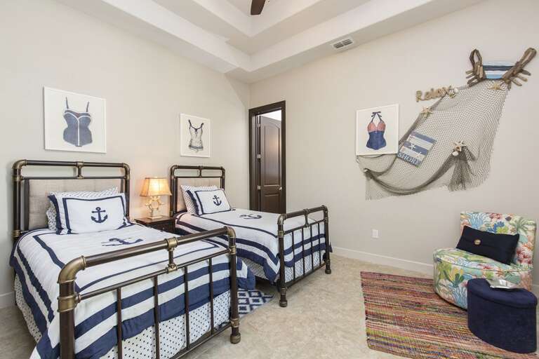 Guest bedroom with twin beds