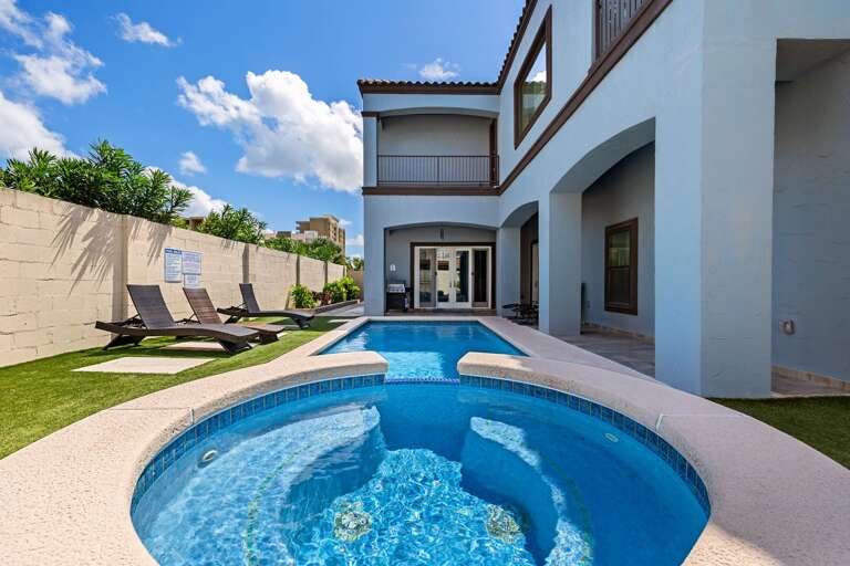Private Pool & Hot Tub!