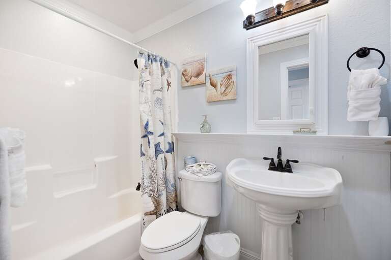Shared guest bathroom on the 3rd floor. Combination bathtub/shower.