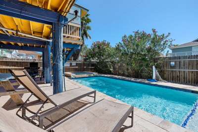 Private Heated pool and hot tub in the backyard!