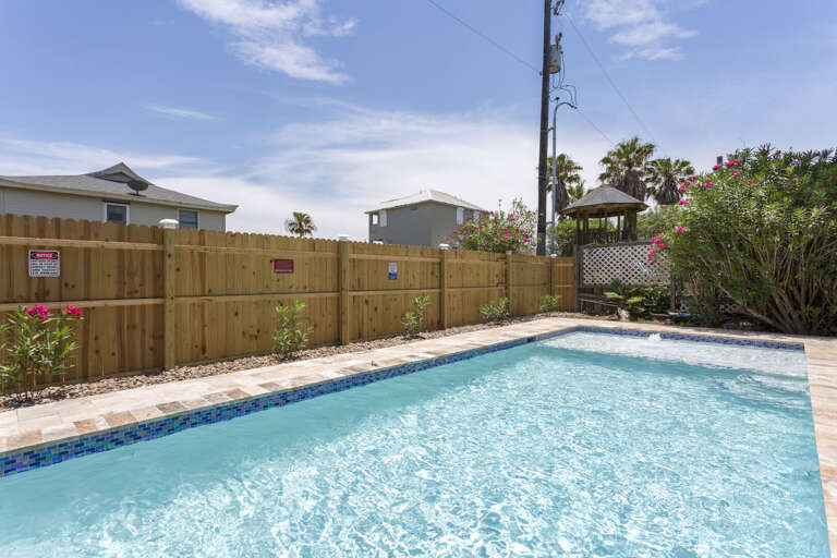 Sparkling swimming pool! Sparkling swimming pool!