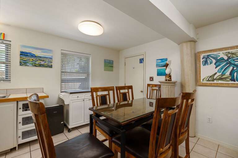 Villa #3
Dining table with seating for 6