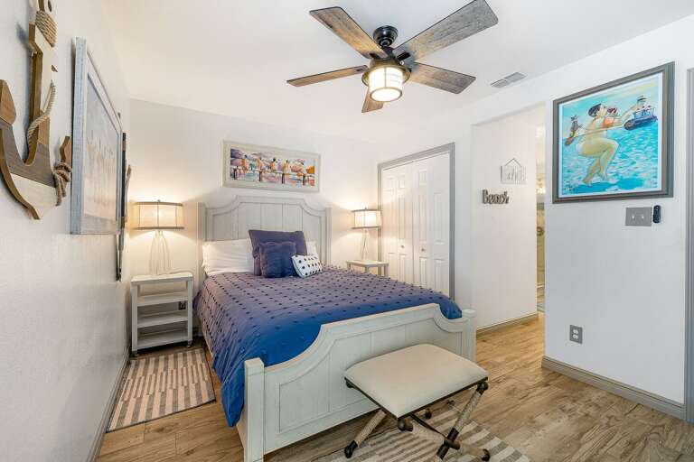 3rd bedroom with Queen size bed and private bathroom.