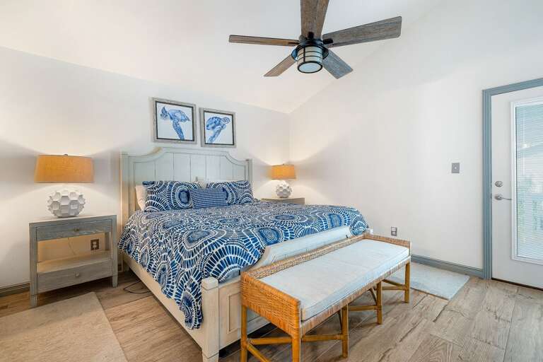 Second bedroom with King size bed, private bathroom and private access to the shared balcony overlooking the pool!
