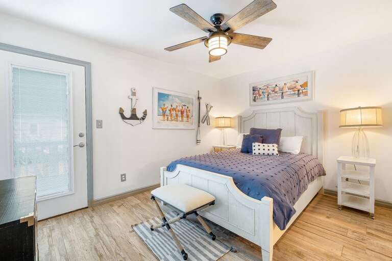 Third bedroom with Queen size bed, private bathroom and private access to the shared balcony overlooking the pool!