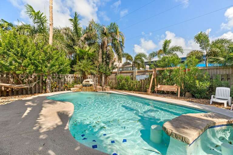 Private fenced in sparkling pool!