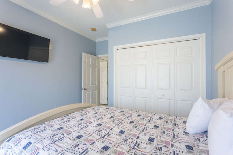 Guest bedroom with Queen size bed and flat screen TV