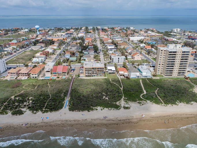 Bird's eye view of the complex showing its close proximity to the beach. Bird's eye view of the complex showing its close proximity to the beach.