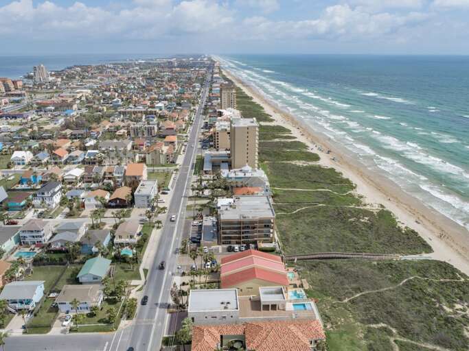 Bird's eye view of the complex showing its close proximity to the beach. Bird's eye view of the complex showing its close proximity to the beach.