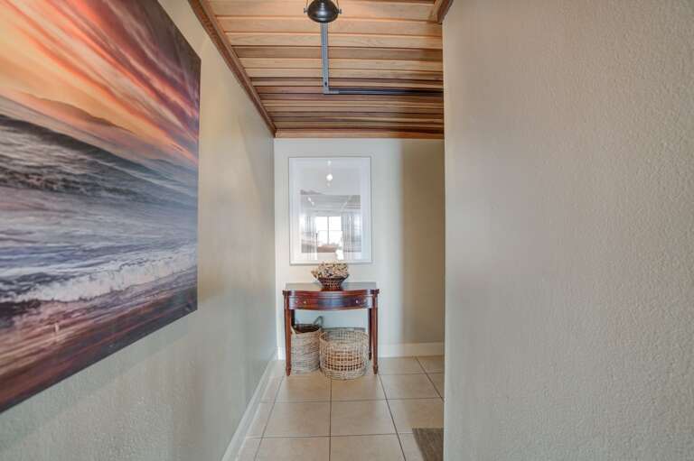 Entry hallway for Seagull #203. Entry hallway for Seagull #203.