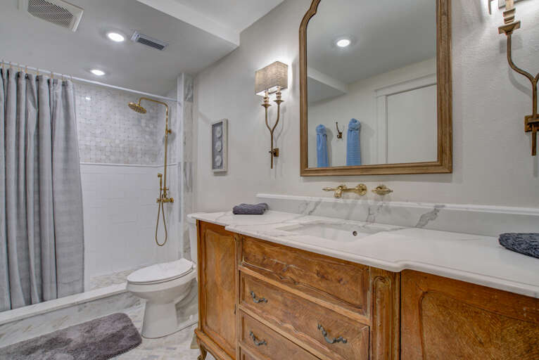 Master bathroom. Master bathroom.