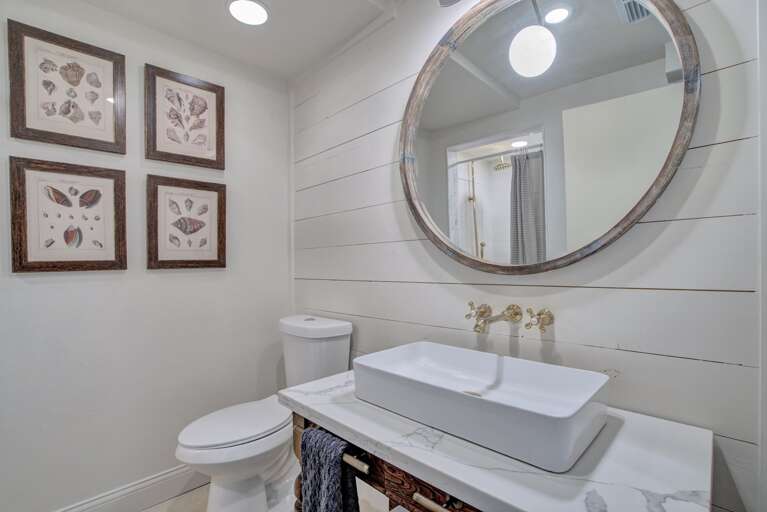 Shared full bathroom in common area. Shared full bathroom in common area.