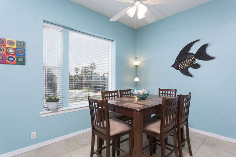 Dining Table for 6 guests!