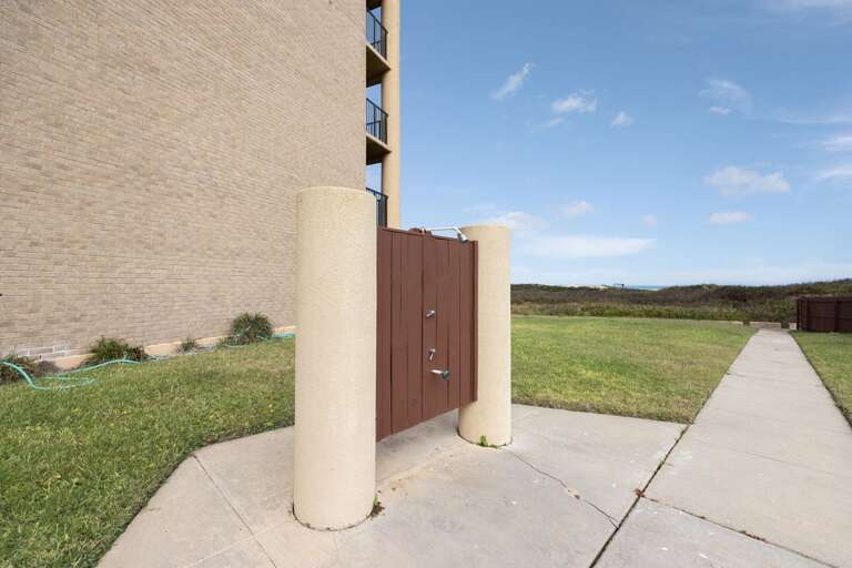 Rinse station and direct beach access from the community
