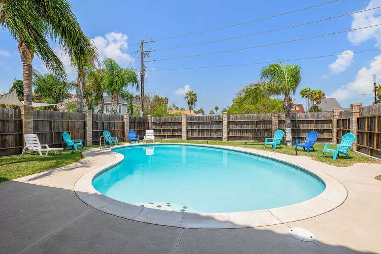 Large sparkling swimming pool. 3 FT deep in shallow end & 8 FT deep in deep end. Large sparkling swimming pool. 3 FT deep in shallow end & 8 FT deep in deep end.