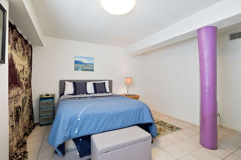 Bedroom 1 (Queen bed)