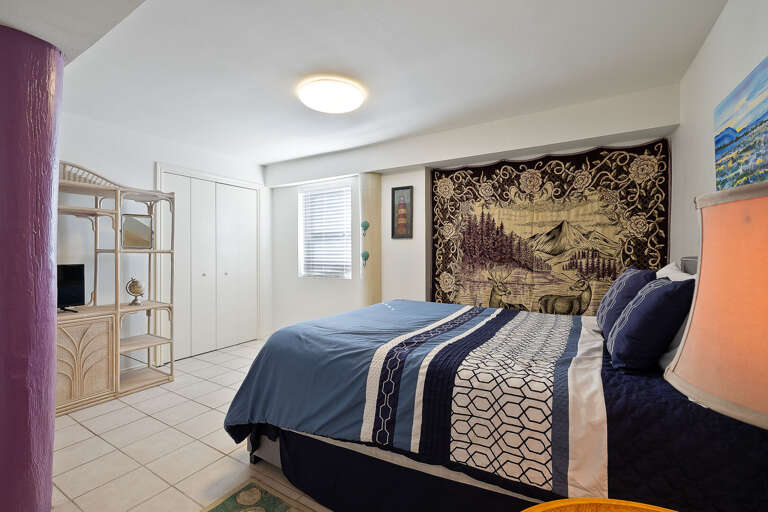 Bedroom 1 (Queen bed)