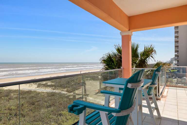 Beautiful views to the beach! Beautiful views to the beach!
