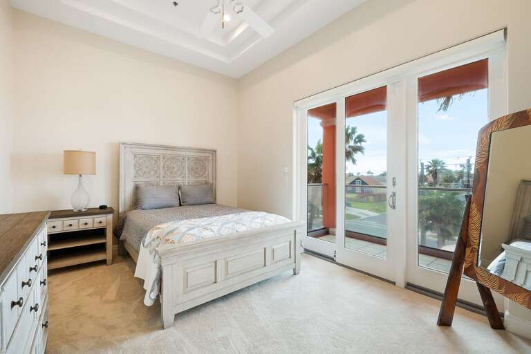 Bedroom 4 (Queen bed). Bedroom 4 (Queen bed).