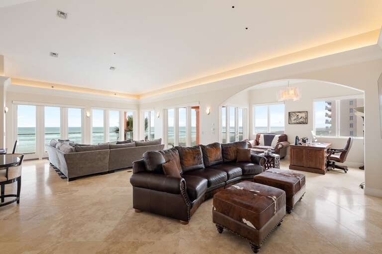 Great leather sofa and ottomans useful for watching TV! Great leather sofa and ottomans useful for watching TV!