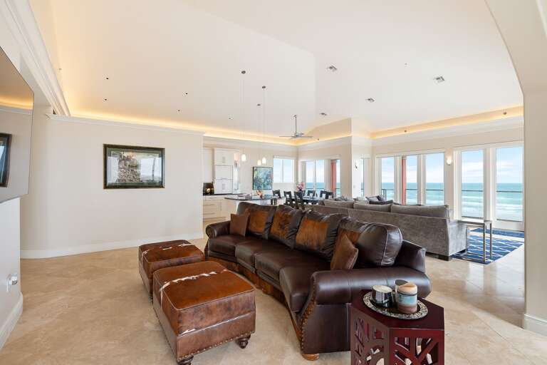 Great leather sofa and ottomans useful for watching TV! Great leather sofa and ottomans useful for watching TV!