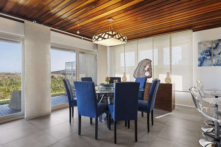 Dining area with seating for 7 guests (plus 4 more at the bar).