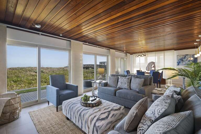 Roomy living area with plenty of seating!